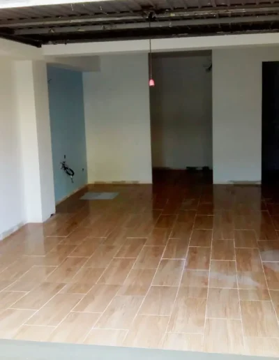 Vista del garaje en una etapa intermedia de la reforma, con suelo nuevo y techos mejorados.