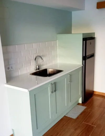 Garaje reformado con suelo instalado y paredes completamente pintadas.