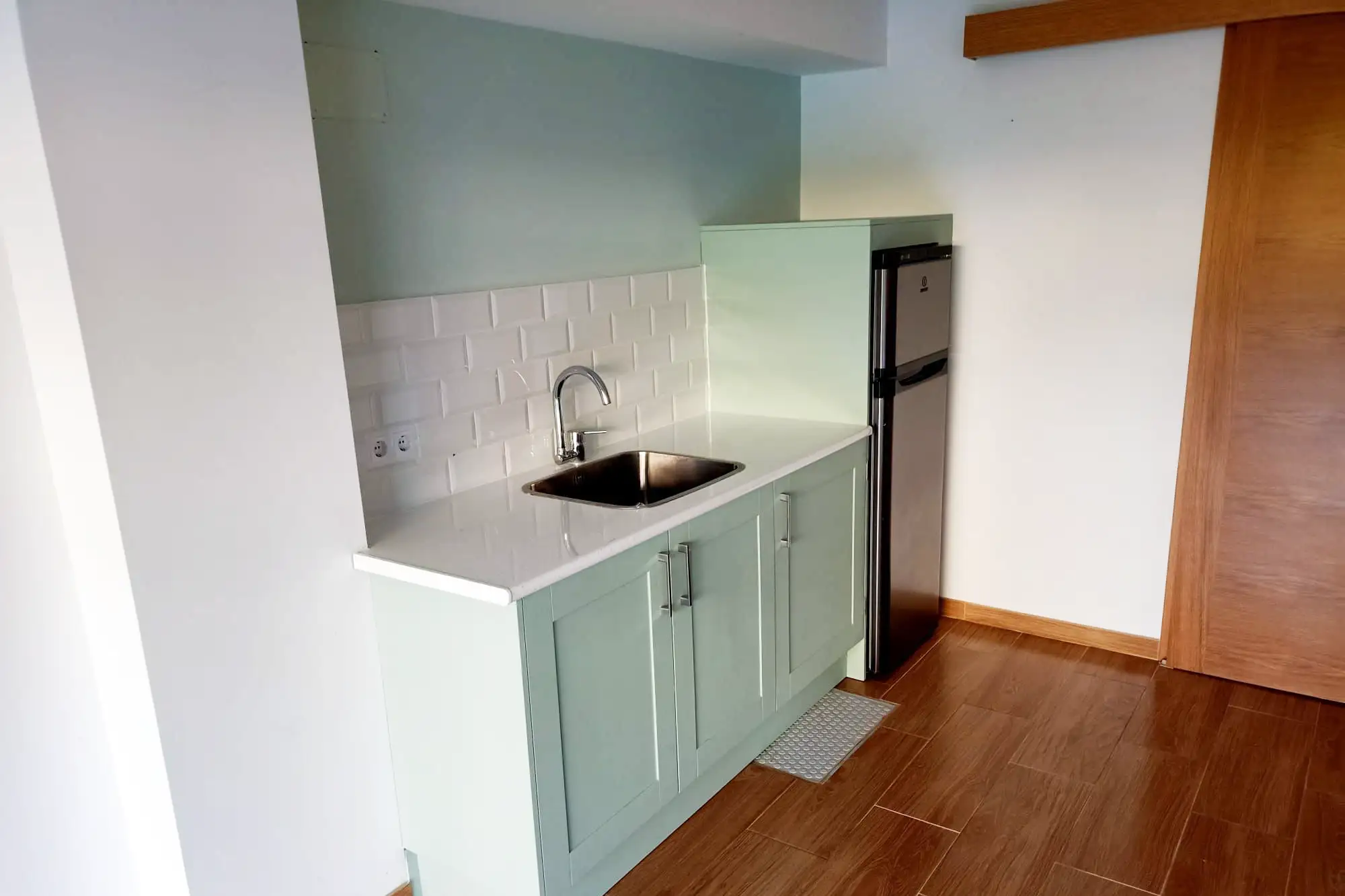 Garaje reformado con suelo instalado y paredes completamente pintadas.