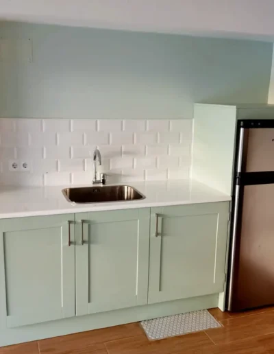 Vista final del garaje reformado, con un acabado moderno y funcional.