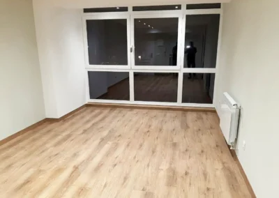 Imagen de salón con nuevo piso.