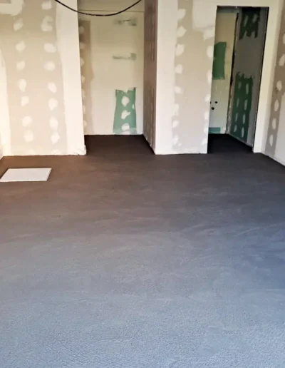 Garaje en proceso de renovación, con los paneles de yeso recién instalados.