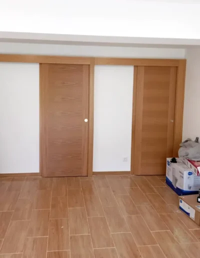 Paredes del garaje en proceso de acabado con pintura y detalles finales.